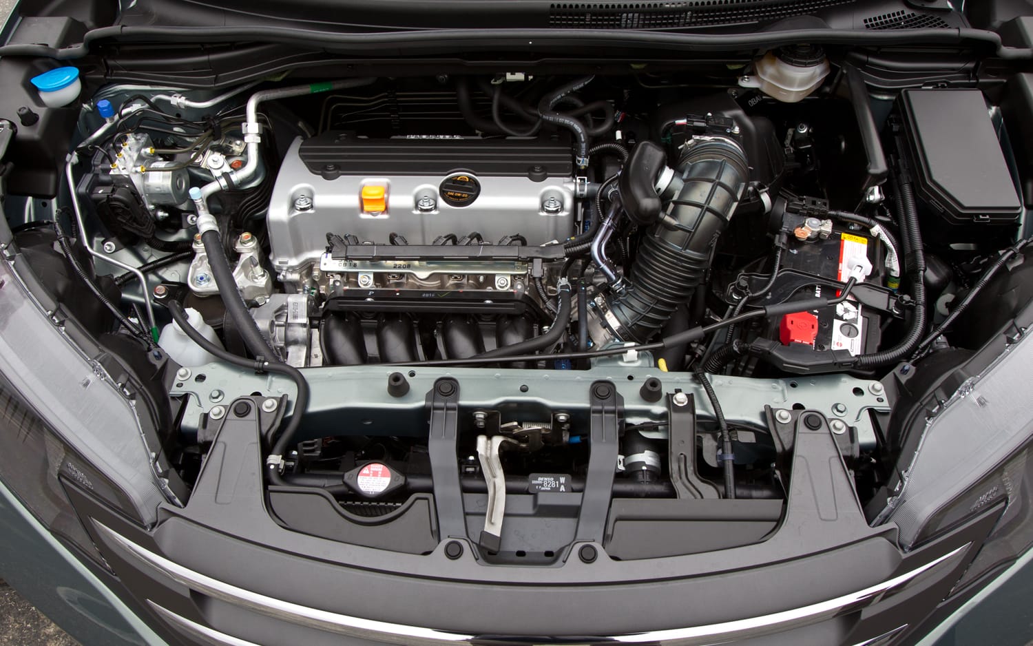 Двигатели автомобиля хонда. Хонда СРВ моторный отсек. Двигатель Хонда СРВ 4 2.4. Моторный отсек Хонда СРВ 4. Хонда CRV 2014 моторный отсек.